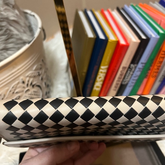 Bottega Veneta Intrecciato White and Black Wallet - Picture 11 of 16